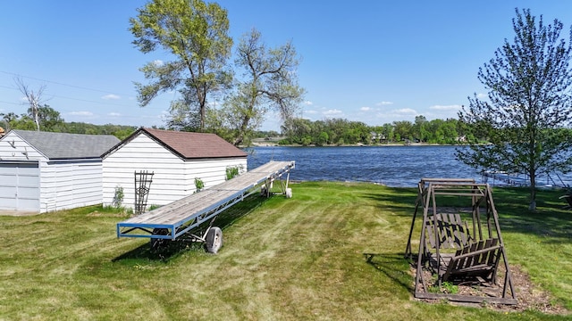 view of grassy yard featuring a water view
