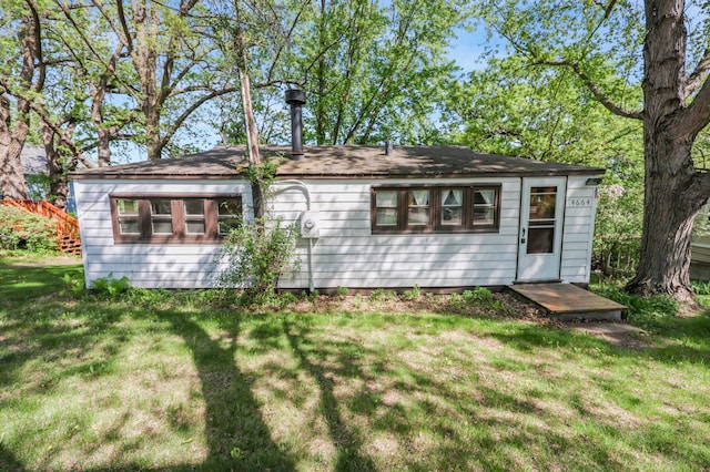 view of front of house featuring a front yard