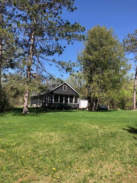 view of front of home featuring a front lawn