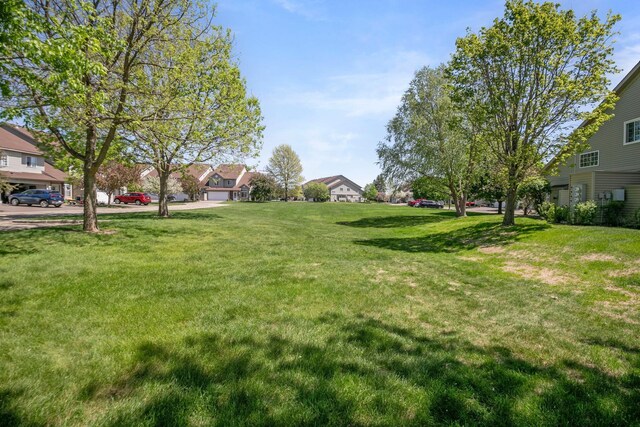 view of grassy yard featuring a residential view
