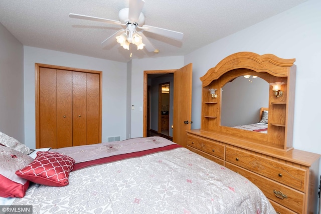 155 Palomino Ln, Lino Lakes, MN 55014 - bedroom featuring a closet, a textured ceiling, and ceiling fan