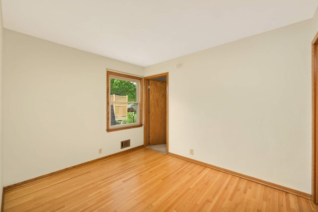 2479 Oxford St N, Roseville, MN 55113 - empty room featuring light wood-style flooring and baseboards