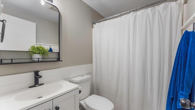 305 Arcadian Pl Unit 1, Buffalo, MN 55313 - full bathroom featuring toilet, vanity, and a shower with curtain