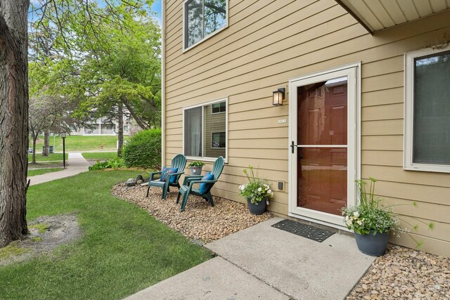 2250 Ridge Dr Unit 11, Saint Louis Park, MN 55416 - entrance to property featuring a yard