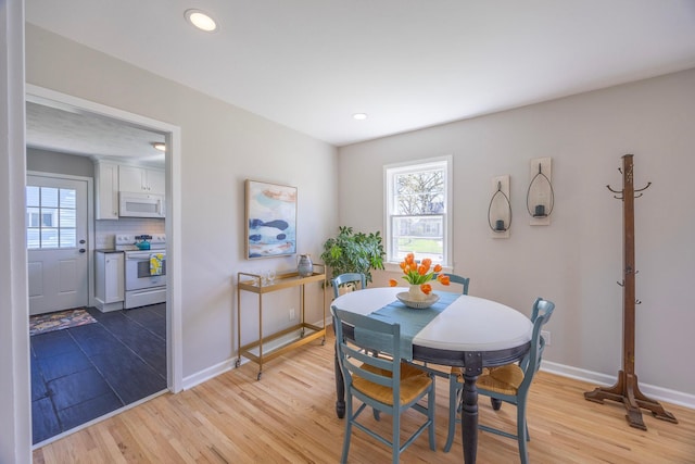 dining space with light wood-style flooring, plenty of natural light, baseboards, and recessed lighting