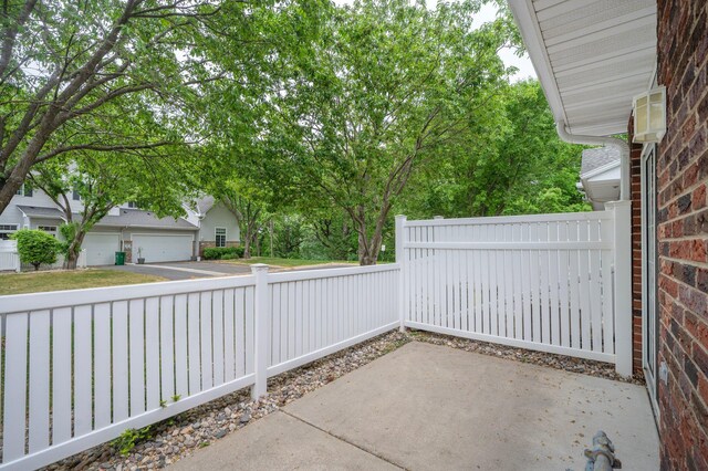 8497 Cortland Rd, Eden Prairie, MN 55344 - view of patio / terrace