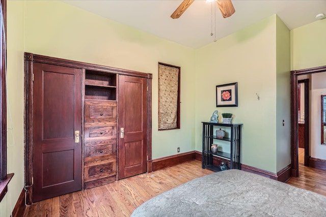bedroom featuring light wood-style floors, baseboards, and ceiling fan