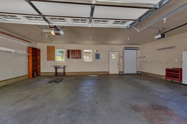 506 Riverside Dr SE, Saint Cloud, MN 56304 - garage featuring a garage door opener