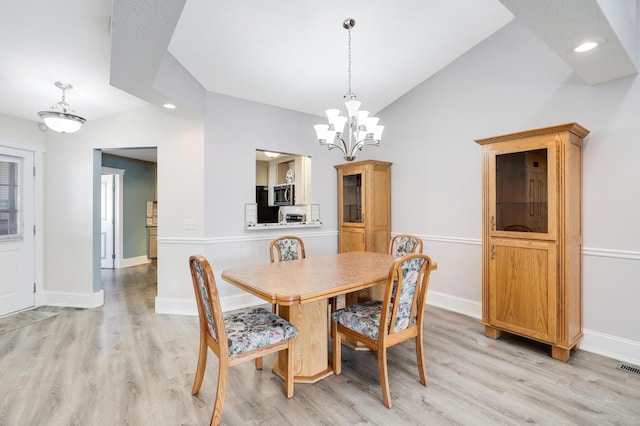 dining area with lofted ceiling, a chandelier, light wood-style floors, recessed lighting, and baseboards