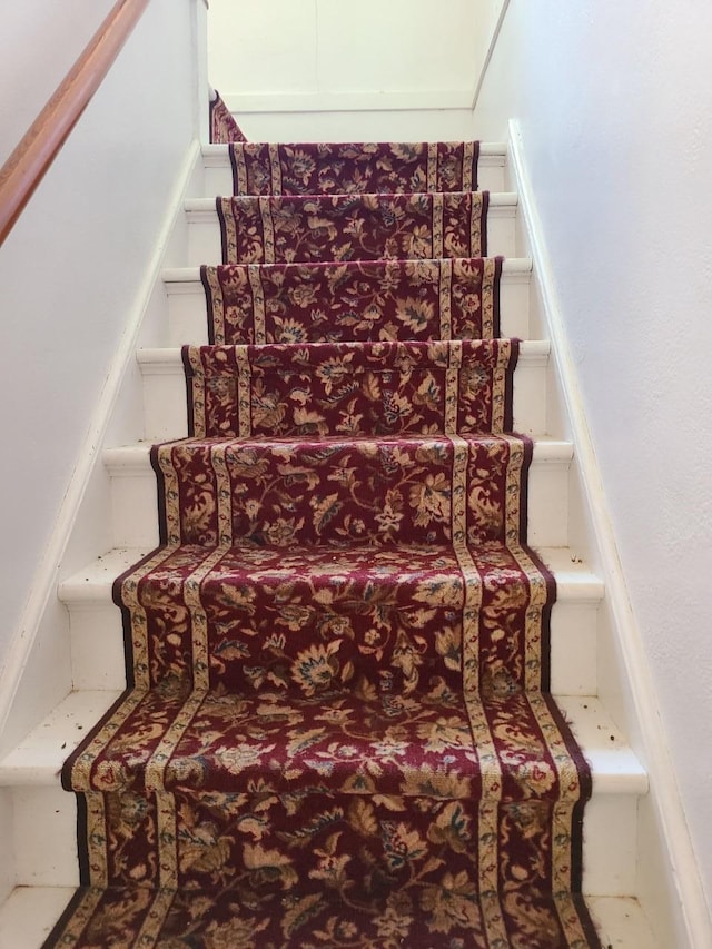 103 4th St, Grand Rapids, MN 55744 - view of staircase