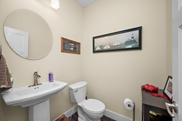 1013 Planters Path, Bayport, MN 55003 - bathroom featuring baseboards, toilet, and a sink
