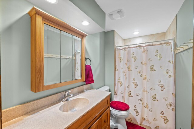 full bath featuring toilet, vanity, curtained shower, and recessed lighting