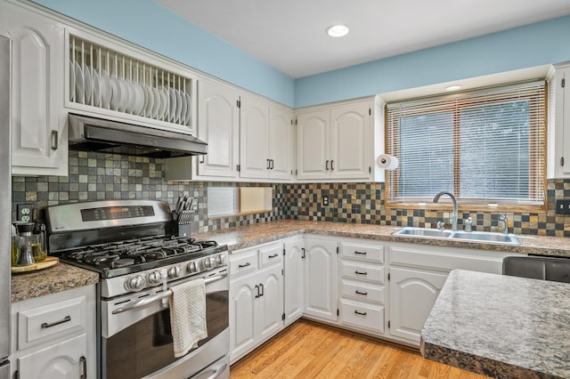 kitchen with gas range, a sink, white cabinetry, tasteful backsplash, and recessed lighting