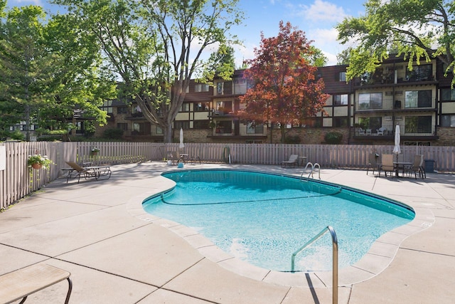 215 Barry Ave S Unit 306, Wayzata, MN 55391 - community pool featuring fence and a patio area