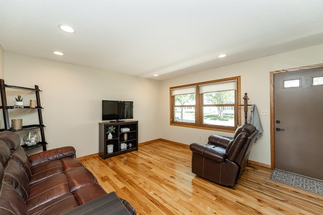 living area featuring light wood-style flooring, recessed lighting, and baseboards