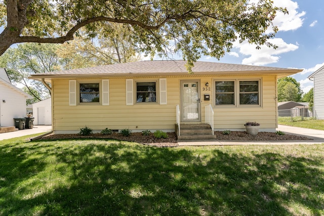 view of front facade featuring entry steps and a front lawn
