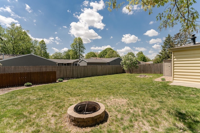 view of yard featuring a fire pit
