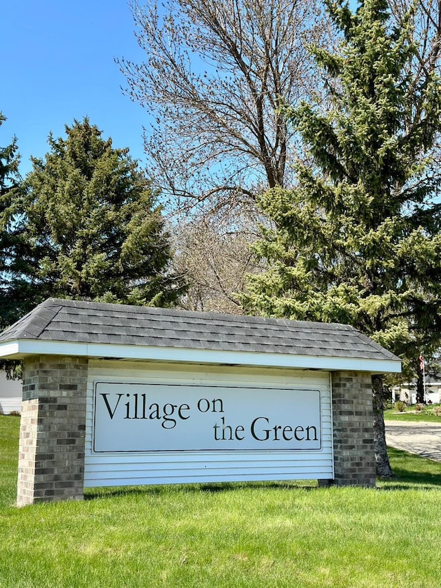 community sign with a lawn