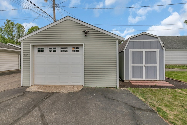 1317 8th Ave N, Saint Cloud, MN 56303 - detached garage featuring driveway