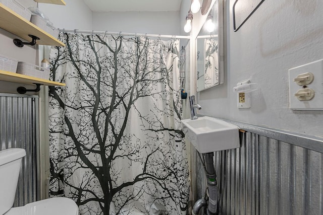 bathroom featuring toilet and a shower with curtain