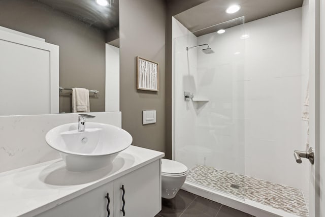 415 Indian Mound St Unit 302, Wayzata, MN 55391 - bathroom featuring a tile shower, toilet, vanity, tile patterned flooring, and recessed lighting