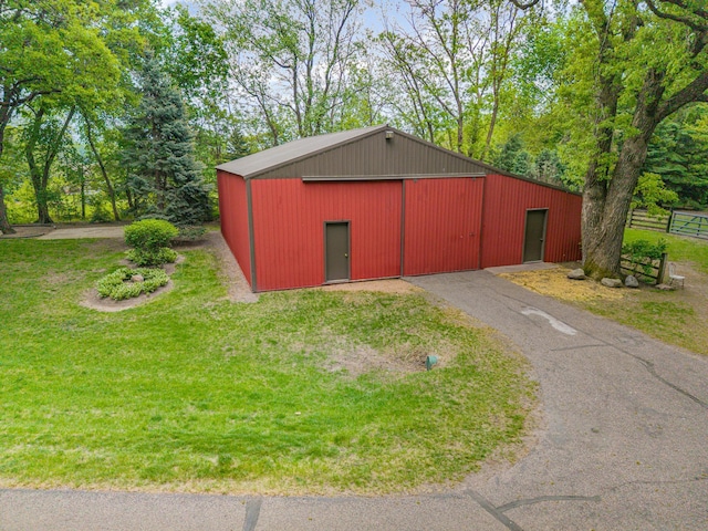 view of pole building featuring driveway