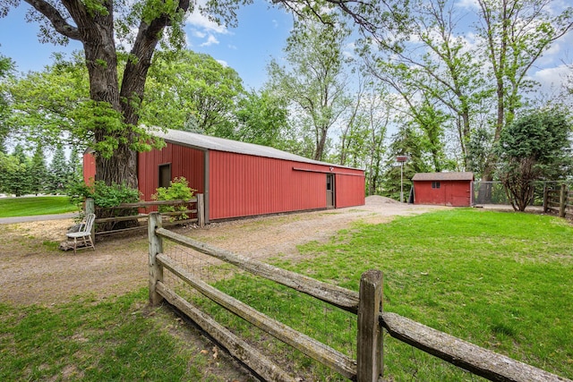 view of yard with an outdoor structure and a pole building