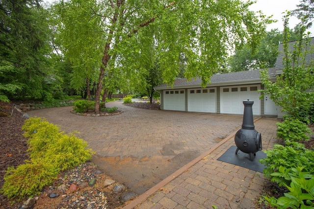 2 Edgcumbe Pl, Saint Paul, MN 55116 - garage with driveway