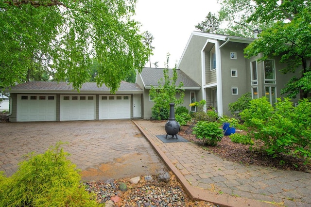 2 Edgcumbe Pl, Saint Paul, MN 55116 - view of front of home with stucco siding and a garage