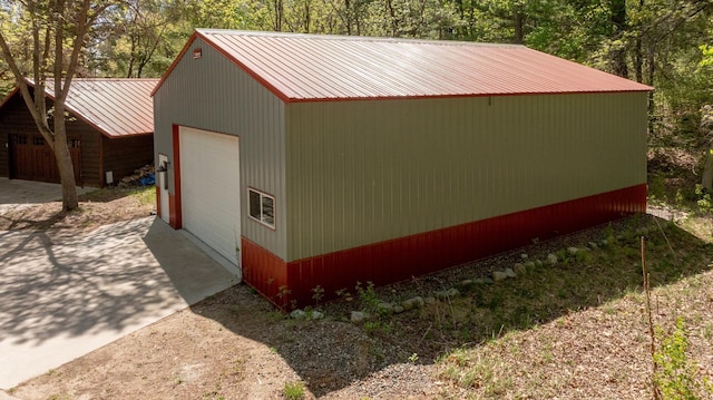 view of outdoor structure with an outbuilding