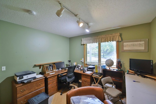 2506 Woodridge Ln, Brainerd, MN 56401 - home office featuring rail lighting and a textured ceiling