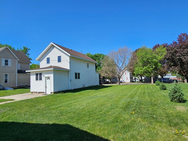 2729 King Ave, Slayton, MN 56172 - view of home's exterior with a lawn