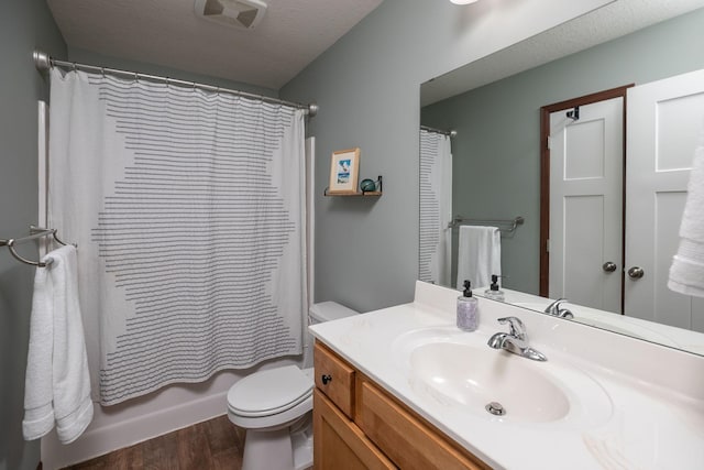 802 10th St NE, Kasson, MN 55944 - full bathroom featuring wood finished floors, toilet, vanity, and shower / bath combo with shower curtain