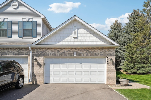 6509 154th St W, Apple Valley, MN 55124 - garage with asphalt driveway