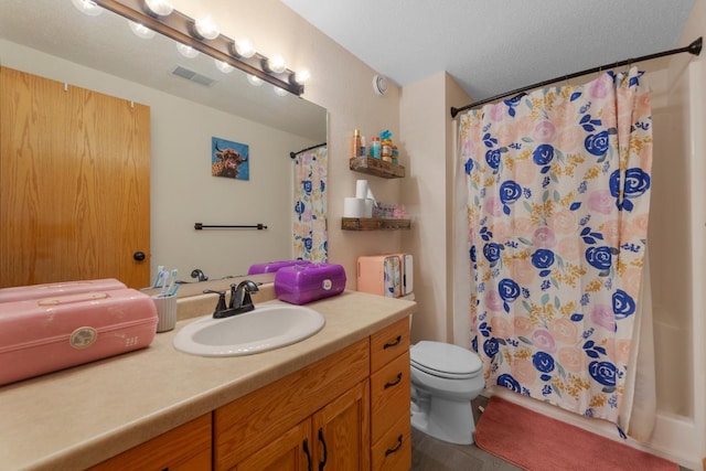full bath with vanity, toilet, a shower with curtain, and a textured ceiling