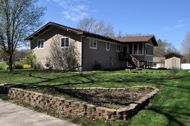 1401 5th St, Montevideo, MN 56265 - rear view of house with a yard