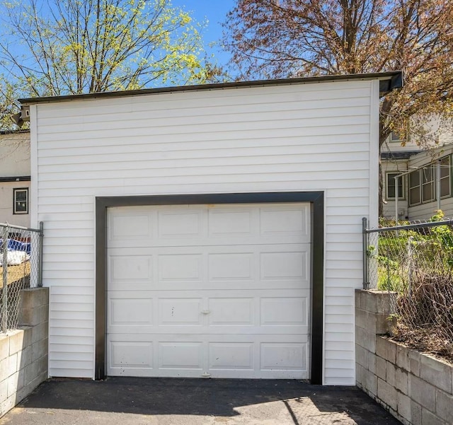 4528 6th St NE, Columbia Heights, MN 55421 - garage featuring fence
