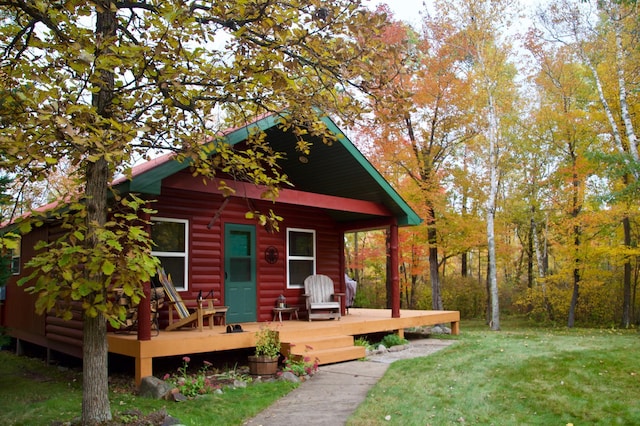 view of front of home featuring a front yard