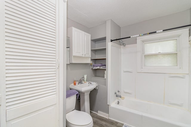476 Brainerd Ave, Saint Paul, MN 55130 - bathroom featuring shower / tub combination, wood finished floors, baseboards, a textured ceiling, and toilet