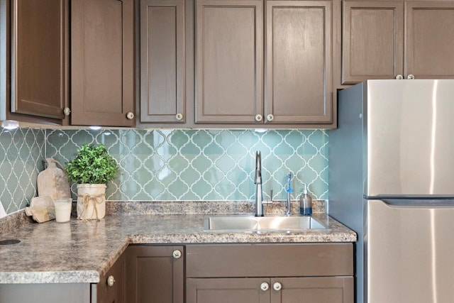 10082 Arrowwood Trl, Woodbury, MN 55129 - kitchen with freestanding refrigerator and light countertops