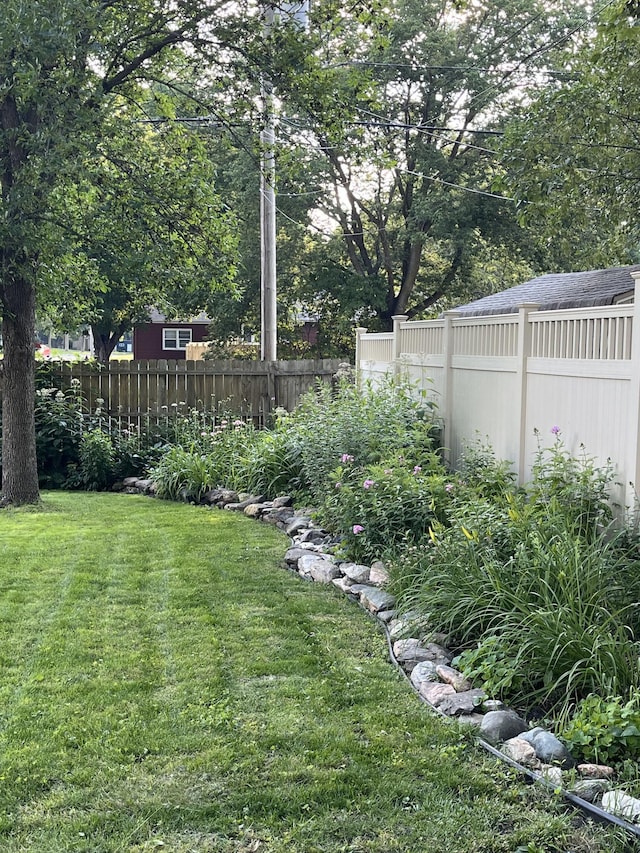 617 9th St, Montevideo, MN 56265 - view of yard