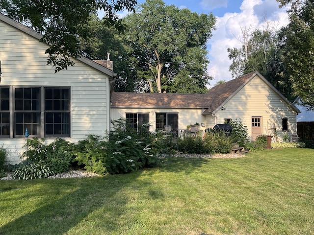 617 9th St, Montevideo, MN 56265 - rear view of house with a lawn