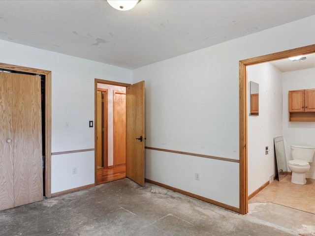 30703 Lakeview Dr, Breezy Point, MN 56472 - unfurnished bedroom featuring ensuite bath, baseboards, and a closet