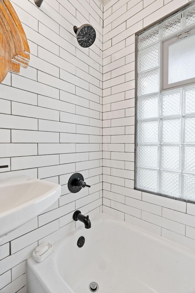 bathroom with washtub / shower combination