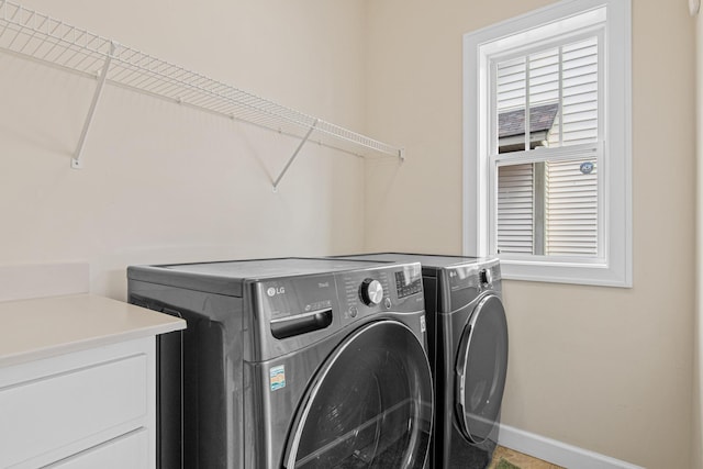 5024 Humboldt Ln N, Minneapolis, MN 55430 - laundry area featuring washing machine and dryer and baseboards