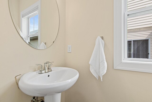 5024 Humboldt Ln N, Minneapolis, MN 55430 - bathroom featuring a sink