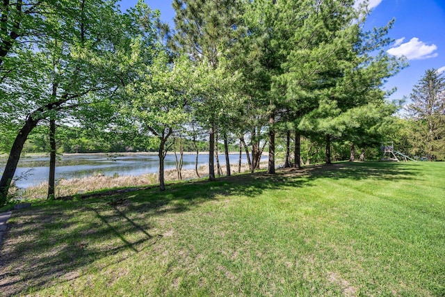 view of grassy yard featuring a water view