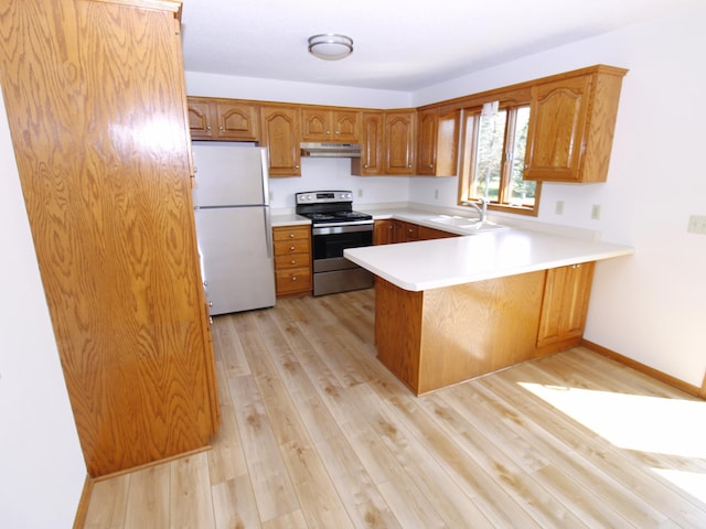 538 Nordic Ln, Troy Twp, WI 54016 - kitchen featuring freestanding refrigerator, electric range, under cabinet range hood, a peninsula, and a sink