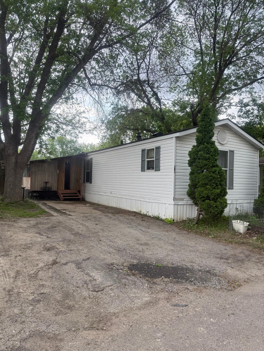 104 Laurinda Ln, Mankato, MN 56001 - view of front of property with driveway and entry steps
