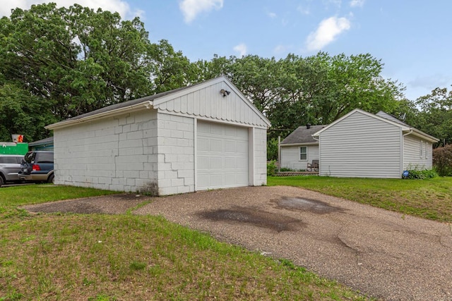 4559 Washington St NE, Columbia Heights, MN 55421 - detached garage featuring driveway